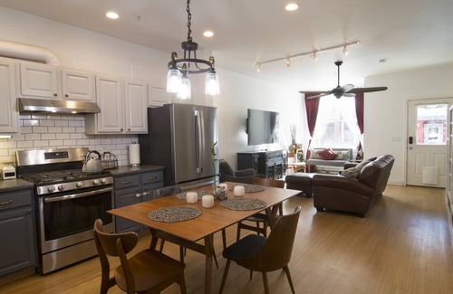 North Broadway - Holiday Casa | Monica’s Cheerful Retreat Townhouse