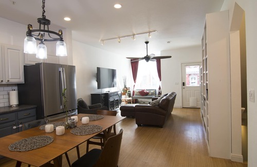 North Broadway - Holiday Casa | Monica’s Cheerful Retreat Townhouse