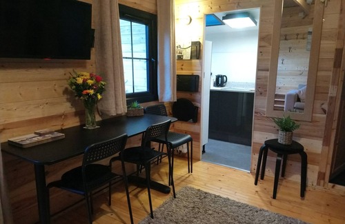 Ryde Cabina | 'Monktonmead Lodge' con piscina cubierta privada. Ubicación aislada, cerca de Ryde.