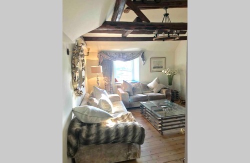 Lyme Regis Casa | Monmouth House Lyme Regis, Up to 16 guests, dog friendly, garden, hot tub