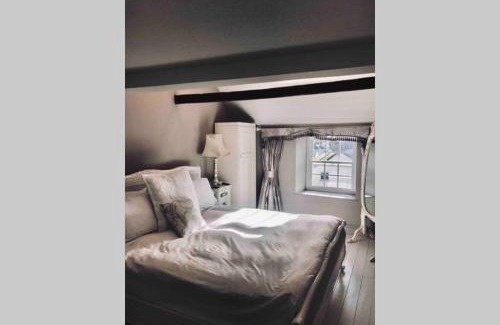 Lyme Regis Casa | Monmouth House Lyme Regis, Up to 16 guests, dog friendly, garden, hot tub