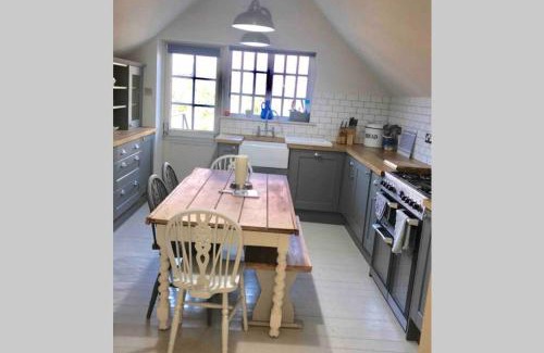 Lyme Regis Casa | Monmouth House Lyme Regis, Up to 16 guests, dog friendly, garden, hot tub