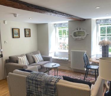 Lyme Regis Casa | Monmouth House Lyme Regis, Up to 16 guests, dog friendly, garden, hot tub