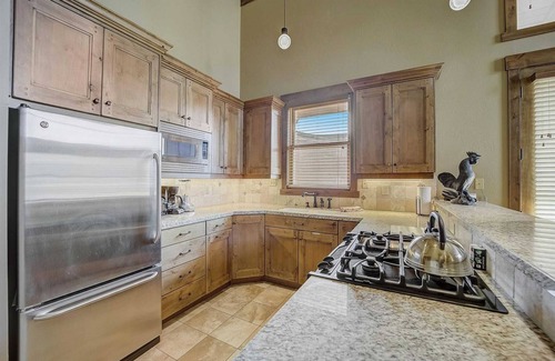 Deer Valley Casa | Mont Cervin #32 by Avantstay Ski In Ski Out Home in Silver Lake Village w/ Hot Tub