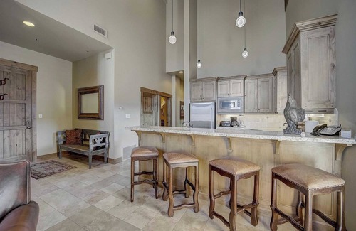 Deer Valley Casa | Mont Cervin #32 by Avantstay Ski In Ski Out Home in Silver Lake Village w/ Hot Tub