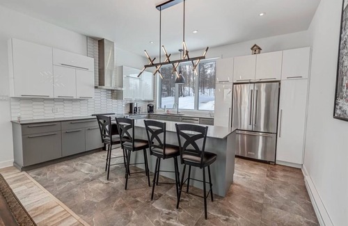 La Conception Casa | Mont Tremblant - ¡Nueva casa hermosa de 2,300 pies cuadrados en alquiler! Piscina / jacuzzi. ¡Muy privado!