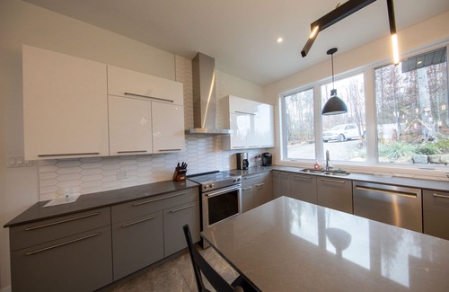 La Conception Casa | Mont Tremblant - ¡Nueva casa hermosa de 2,300 pies cuadrados en alquiler! Piscina / jacuzzi. ¡Muy privado!