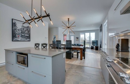La Conception Casa | Mont Tremblant - ¡Nueva casa hermosa de 2,300 pies cuadrados en alquiler! Piscina / jacuzzi. ¡Muy privado!