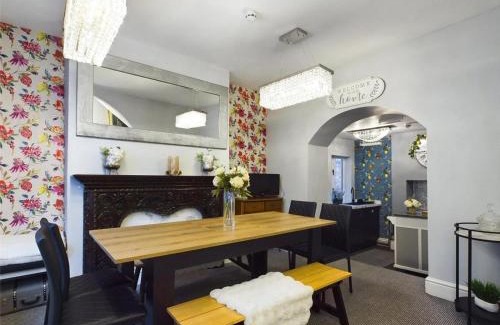 Ross-on-Wye Casa | Montague House Town Centre Sleeps Up To 12 Guests