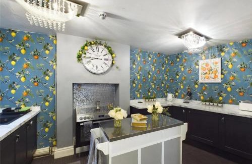 Ross-on-Wye Casa | Montague House Town Centre Sleeps Up To 12 Guests