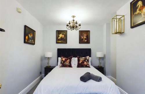 Ross-on-Wye Casa | Montague House Town Centre Sleeps Up To 12 Guests