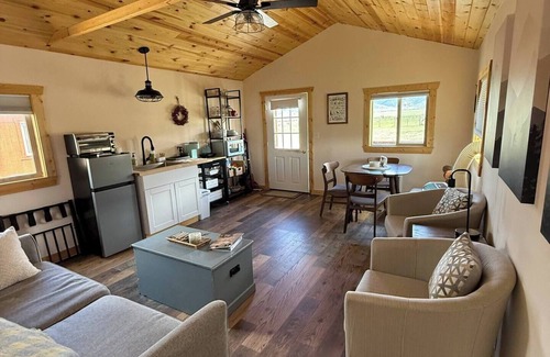 Whitehall Cabina | Charming cabin in serene Whitehall with WiFi, AC. bathroom, kitchen, BBQ, views