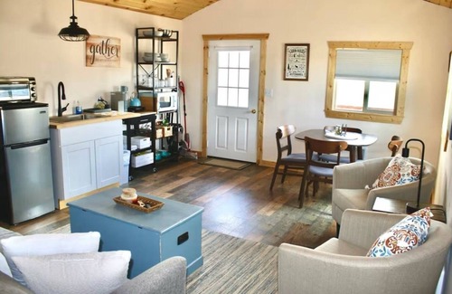 Whitehall Cabina | Charming cabin in serene Whitehall with WiFi, AC. bathroom, kitchen, BBQ, views