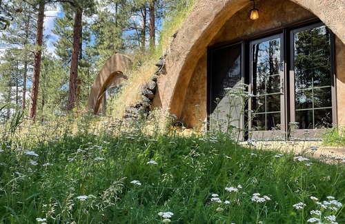 Clancy Casa | Hideaway Creekside: lujo subterráneo en el pintoresco paisaje de Montana.