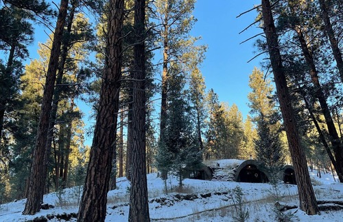 Clancy Casa | Hideaway Creekside: lujo subterráneo en el pintoresco paisaje de Montana.