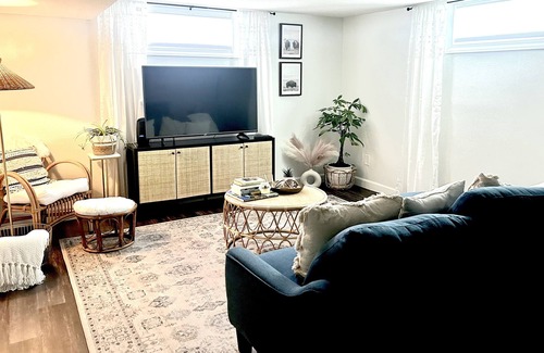 Great Falls Condominio | Montana-inspired Boho Bungalow with electric fireplace & continental breakfast!