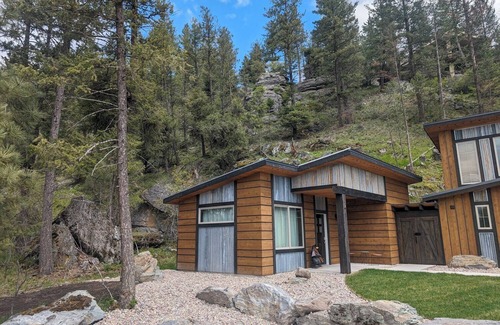 Bigfork Cabina | Montana Ponderosa Cabin #4- Walk to Flathead Lake, Short drive to Glacier Park