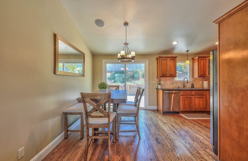 Del Rey Oaks Casa | Monterey Bay Cozy Charmer