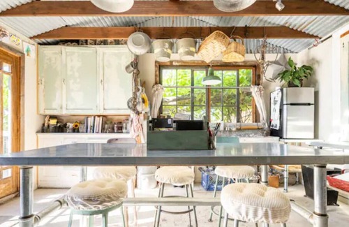 Freedom Apartamento | Monterey Bay Tuscan-Style Art Studio on Two Acres