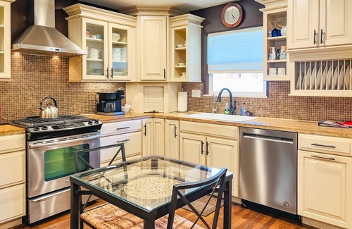 Seaside Casa | Monterey Co. Bungalow Near the Ocean - 2 Free Aquarium Passes Included!