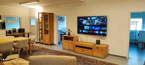Veitshoechheim Apartamento | Monteur-Ferienwohnung mit 123qm bei Würzburg mit Parkplatz Terasse Grill WLAN