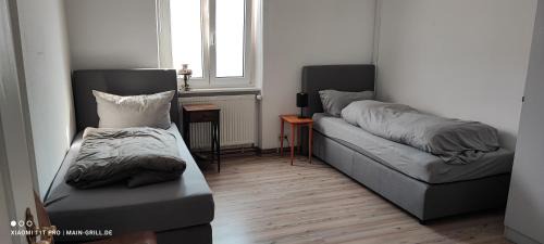 Veitshoechheim Apartamento | Monteurwohnung bei Würzburg bis 6 Personen mit gratis Parklätzen und Grill und WLAN 3x Schlafzimmer und Grill
