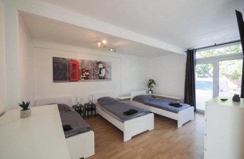 Ahrensburg Apartamento | Monteurwohnung-mit-Terrasse-fuer-7-Personen-WLAN-TV-Kueche-Ahrensburg-Naehe-Hamburg-OD06c
