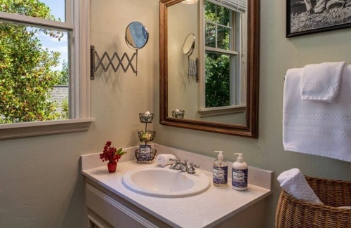 Norman Cama Y Desayuno | Montford Inn & Cottages