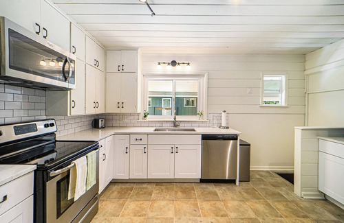 Barths Casa | Monthly 3 bd, 1.5 bath house, walk to Sloan's Lake & coffee. 10 mins to downtown
