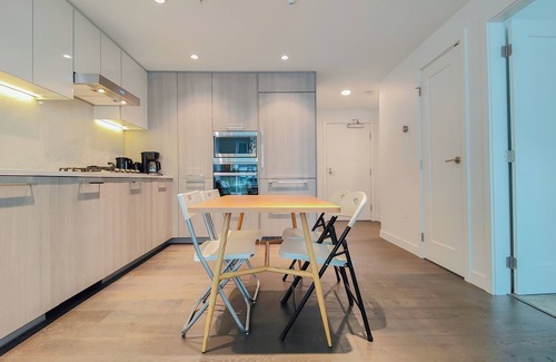 Richmond City Centre Condominio | (Monthly 40% OFF) Modern High-Rise 2 Bedroom Condo with Stunning City Views