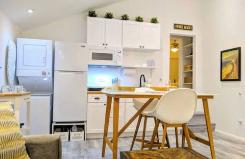 Mar Vista Casa | Monthly - Cozy 1 Bed Guest Suite near Venice Beach
