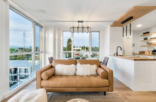 West Side Apartamento | Monthly Furnished Rental: Luxuriously Cozy Kerrisdale Apartment- UBC/YVR/DT