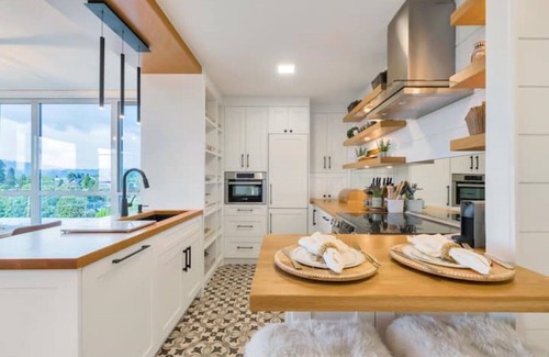 West Side Apartamento | Monthly Furnished Rental: Luxuriously Cozy Kerrisdale Apartment- UBC/YVR/DT