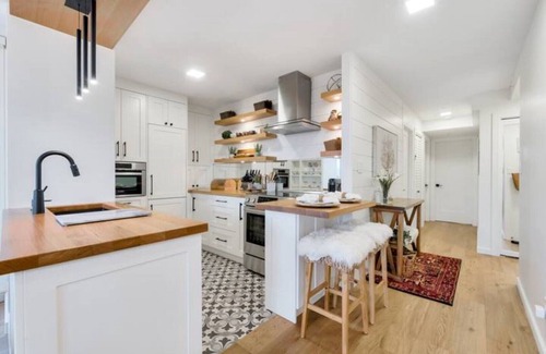 West Side Apartamento | Monthly Furnished Rental: Luxuriously Cozy Kerrisdale Apartment- UBC/YVR/DT