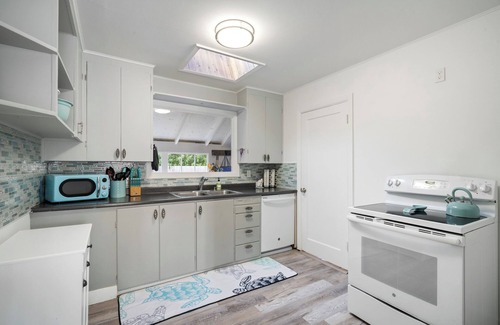 Downtown Cannon Beach Casa | Monthly Memories - 1 block to the beach!