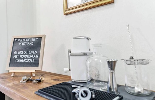 Goose Hollow Apartamento | Monthly Rental - Central Downtown Studio w/Vintage Charm near Train
