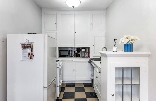 Goose Hollow Apartamento | Monthly Rental - Central Downtown Studio w/Vintage Charm near Train