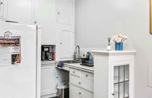 Goose Hollow Apartamento | Monthly Rental - Central Downtown Studio w/Vintage Charm near Train