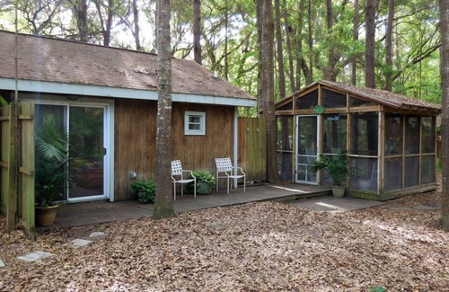 Edisto Island Cabaña | Sea Island con Encanto Cottage acurrucado bajo antiguos robles