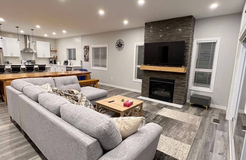 Lindsay Cabaña | (Monthly rental only)Luxury Cottage Sturgeon Lake