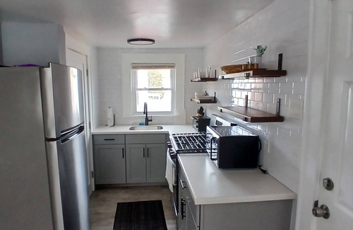 Bloomfield Apartamento | Monthly Stays: 2BR w/Parking - 8 min Walk NJ Transit Train - 40 Min from NYC