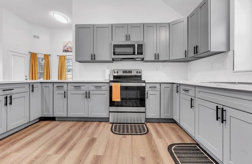 Southwind Casa | MONTHLY STAYS- Modern, Updated 5- Bedroom Brick Home