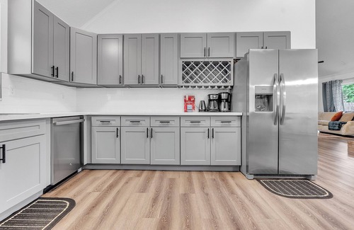 Southwind Casa | MONTHLY STAYS- Modern, Updated 5- Bedroom Brick Home