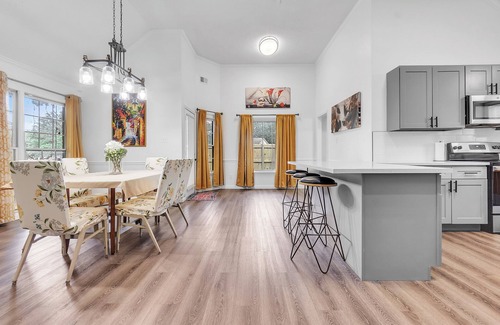 Southwind Casa | MONTHLY STAYS- Modern, Updated 5- Bedroom Brick Home