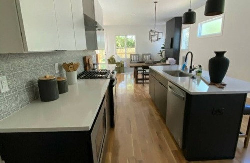 Metrocenter - North Rhodes Park Casa | MONTHLY STAYS ONLY! Luxury Lena/ Luxury Finishes/ Sleeps 8