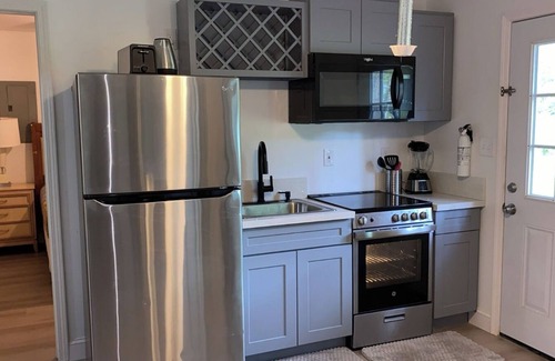Whiteville Casa | MONTHLY STAYS-Spacious 8-bedroom house in delightful Whiteville-Abundant Parking