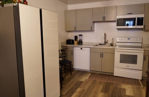 South Memphis Cabaña | MONTHLY STAYS-Spacious Guest House w/ 8+ Beds- Near Downtown & Medical District