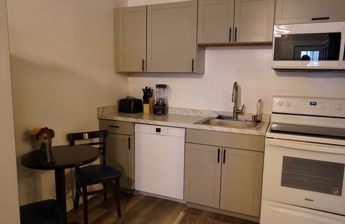South Memphis Cabaña | MONTHLY STAYS-Spacious Guest House w/ 8+ Beds- Near Downtown & Medical District
