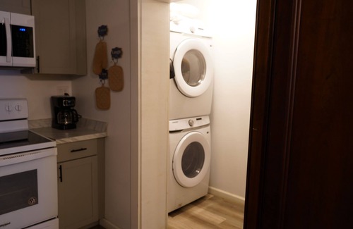 South Memphis Cabaña | MONTHLY STAYS-Spacious Guest House w/ 8+ Beds- Near Downtown & Medical District