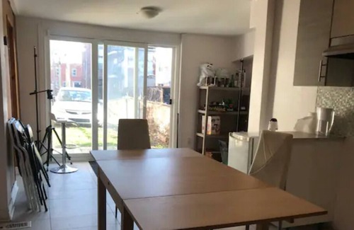 Cote-Saint-Paul Apartamento | Montreal Living Entire Apartment w/parking - 10 from Downtown